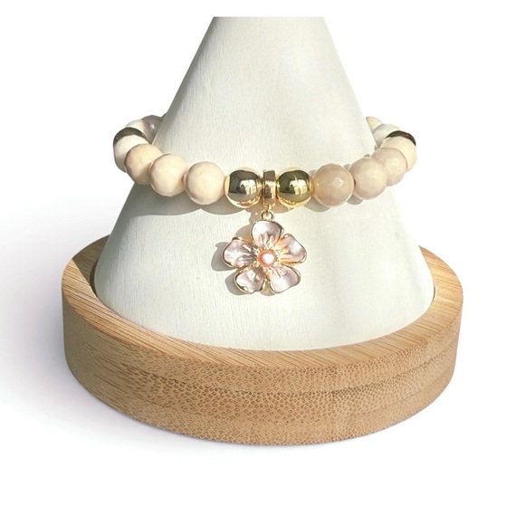 Elegant Gold and Cream Beaded Bracelet with Floral Charm - Picture 3 of 7